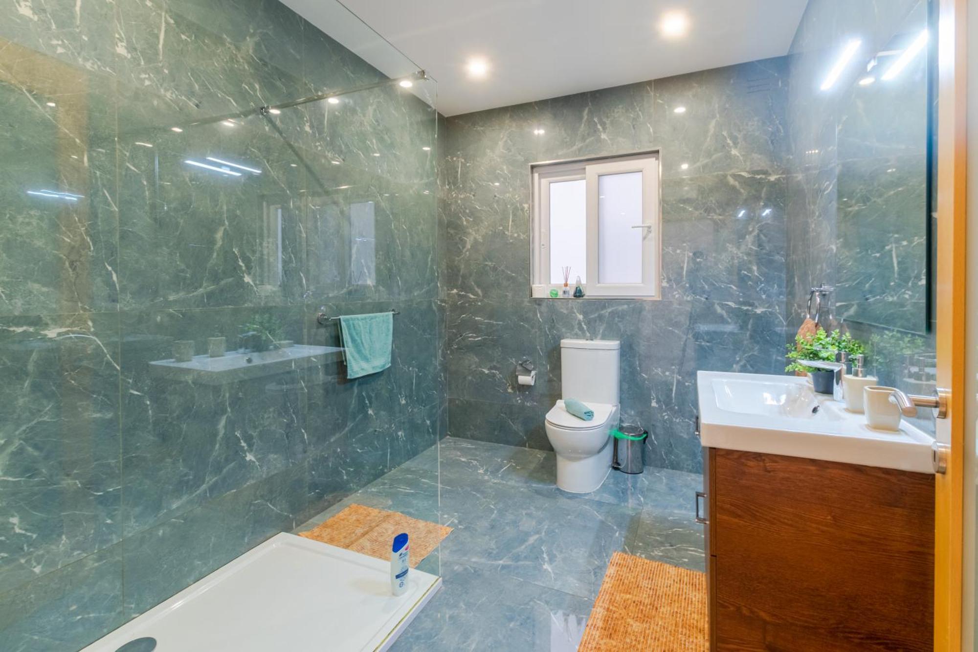New Spacious 3 Bdr 2 Bth Balcony 7 Apartment *