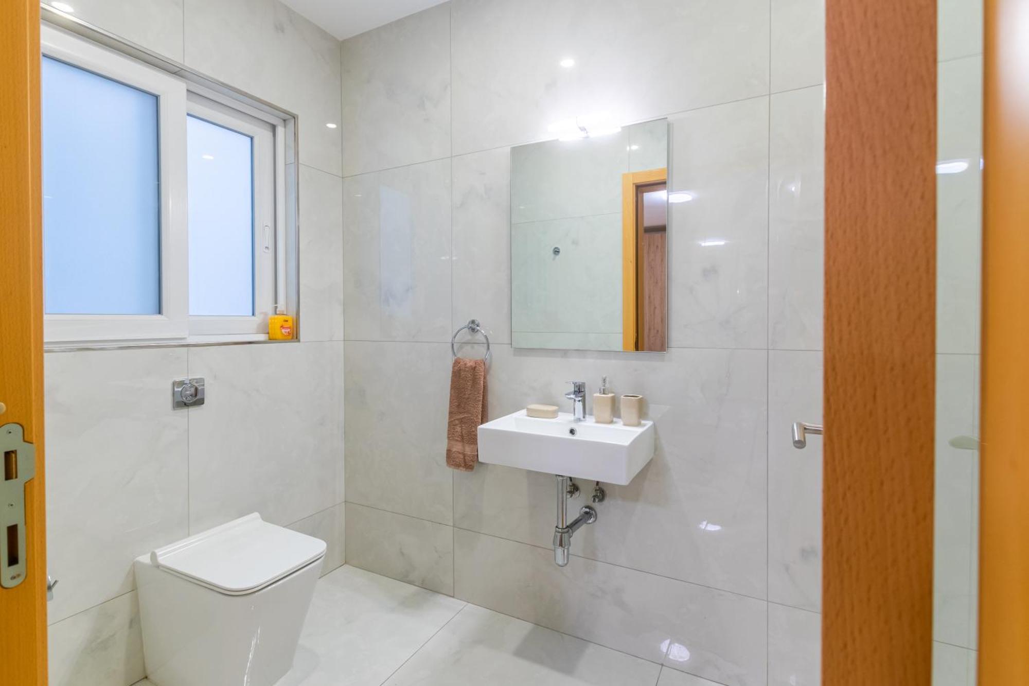 Apartment New Spacious 3 Bdr 2 Bth Balcony 7 *