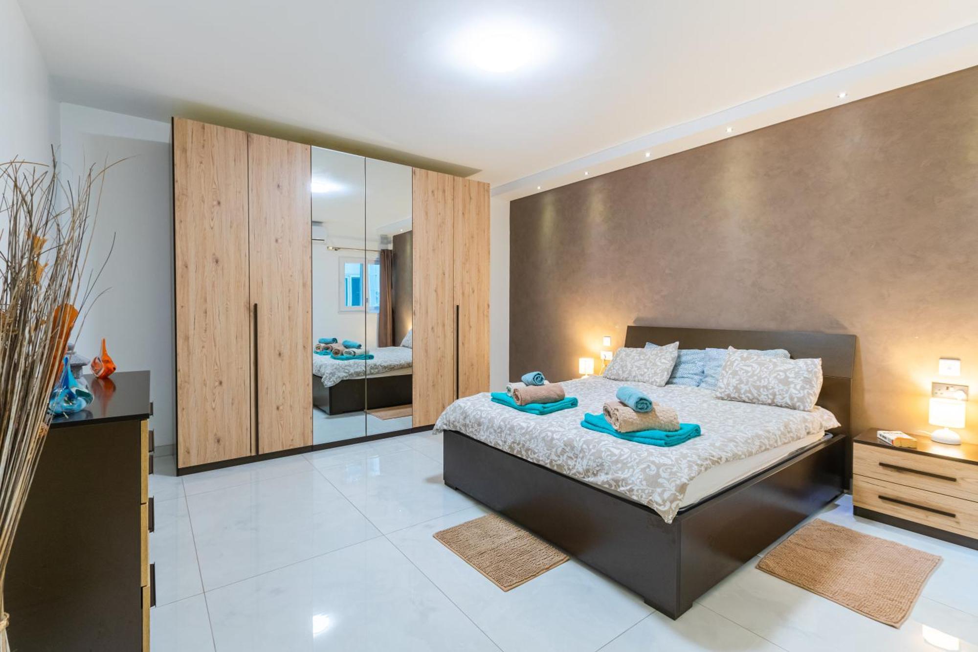 New Spacious 3 Bdr 2 Bth Balcony 7 *