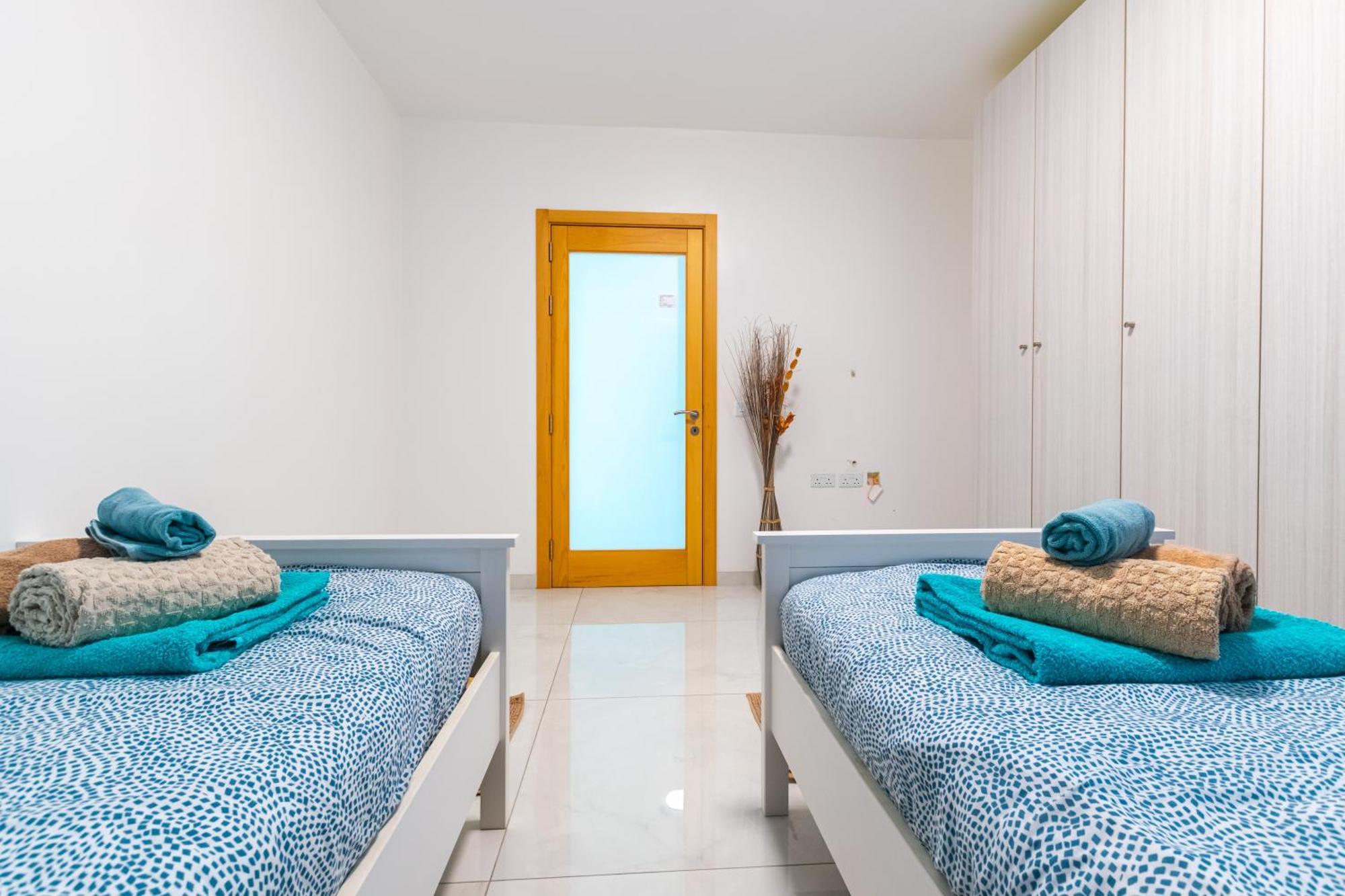 New Spacious 3 Bdr 2 Bth Balcony 7 Apartment *